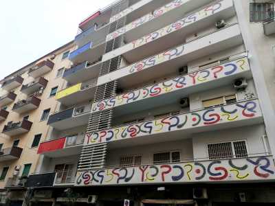 Al numero 144 di corso Sonnino i lunghi balconi di un anonimo palazzone di otto piani furono poi decorati da Picinni...